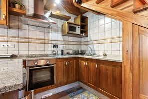 Kylskåp, mikrovågsugn, ugn och spishäll