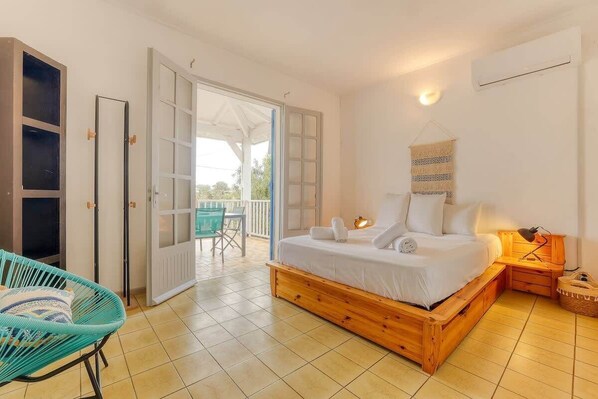 4 chambres, bureau, fer et planche à repasser, lit de bébé portatif