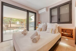 4 chambres, bureau, fer et planche à repasser, lit parapluie