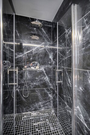 Dusche, Haartrockner, Handtücher, Toilettenpapier
