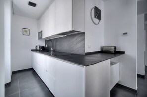 Fridge, microwave, dishwasher, coffee/tea maker
