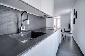 Kylskåp, mikrovågsugn, spishäll och diskmaskin