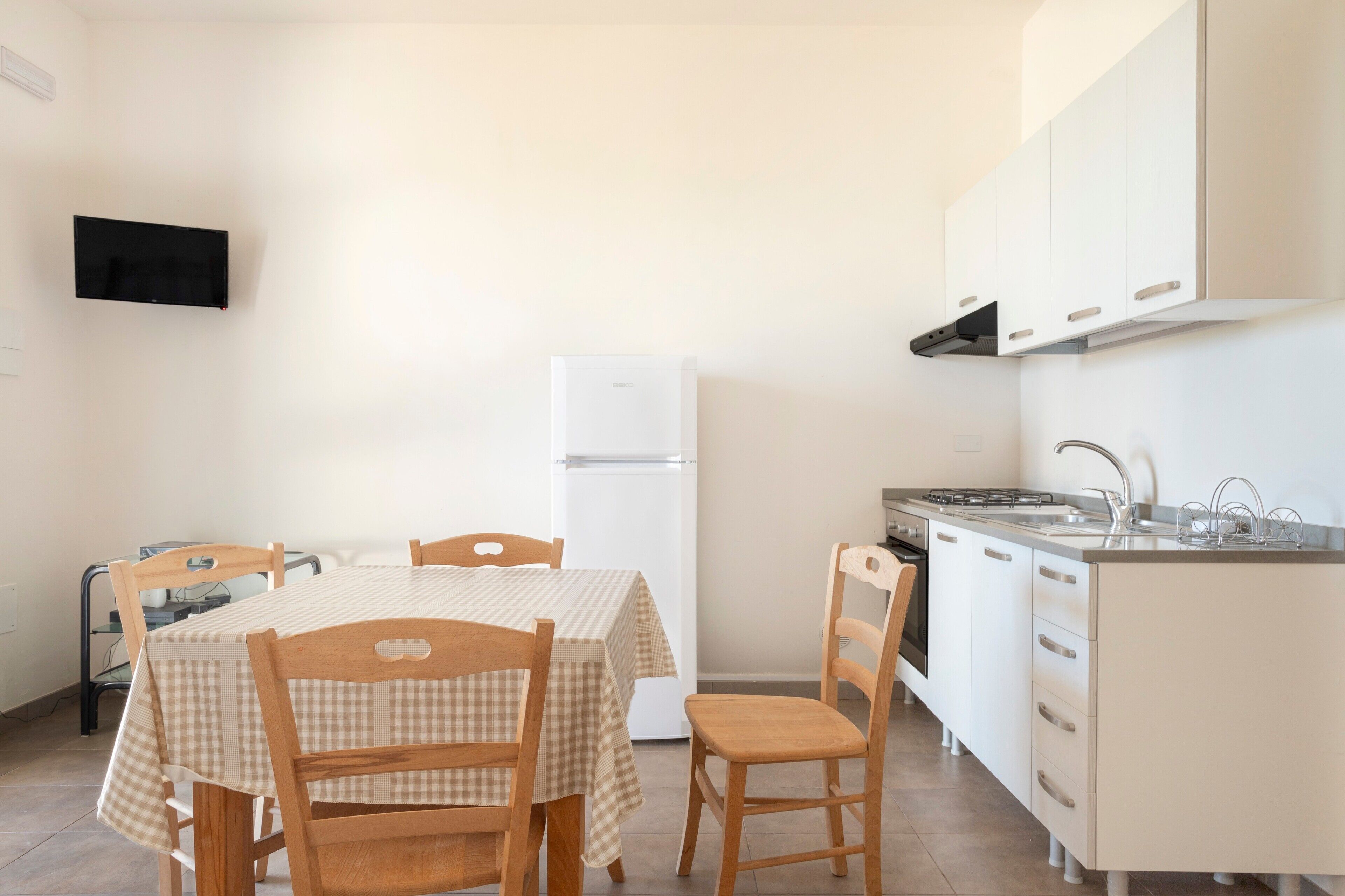 Frigorifero, forno, piano cottura, pentole/stoviglie/utensili