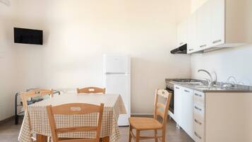 Frigorifero, forno, piano cottura, pentole/stoviglie/utensili