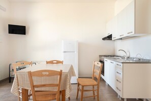 ثلاجة، فرن، موقد  طهي مسطح، مستلزمات طهي/أطباق/أوعية