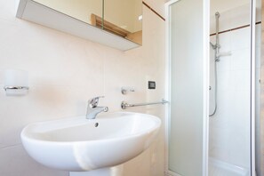 Shower, hair dryer, towels - Apartment 'Muma 4' with Shared Terrace, Wi-Fi and Air Conditioning (otranto)