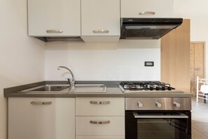 Refrigerador, horno, parrilla de estufa y utensilios de cocina 