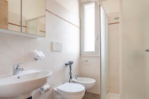 Dutxa, assecador de cabells i tovalloles 