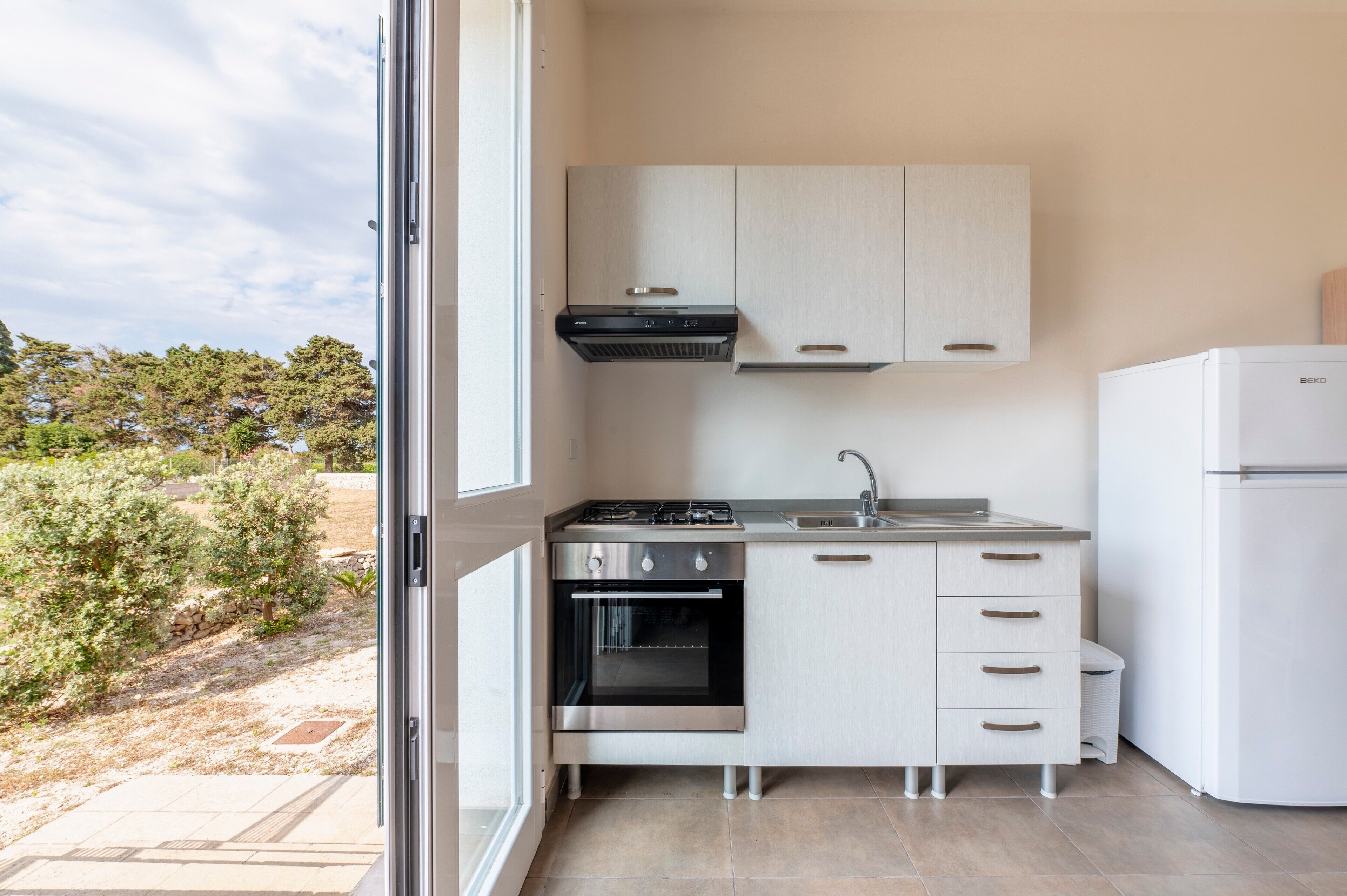 Kjøleskap, ovn, kokeplater og kjøkkenutstyr