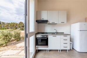 Kühlschrank, Ofen, Herdplatte, Kochgeschirr/Geschirr/Besteck