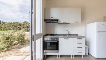 Refrigerador, horno, parrilla de estufa y utensilios de cocina