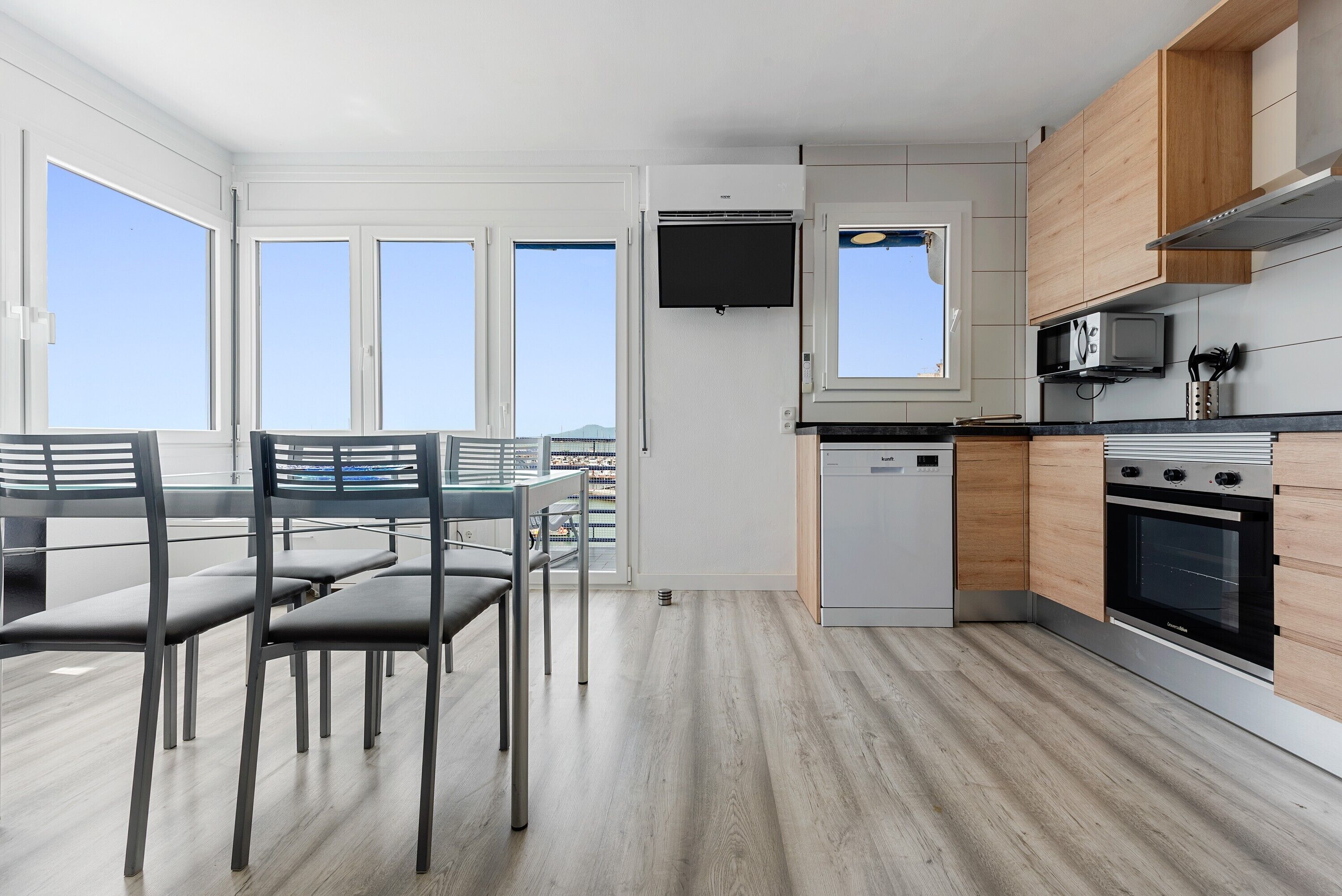 Kylskåp, mikrovågsugn, ugn och spishäll