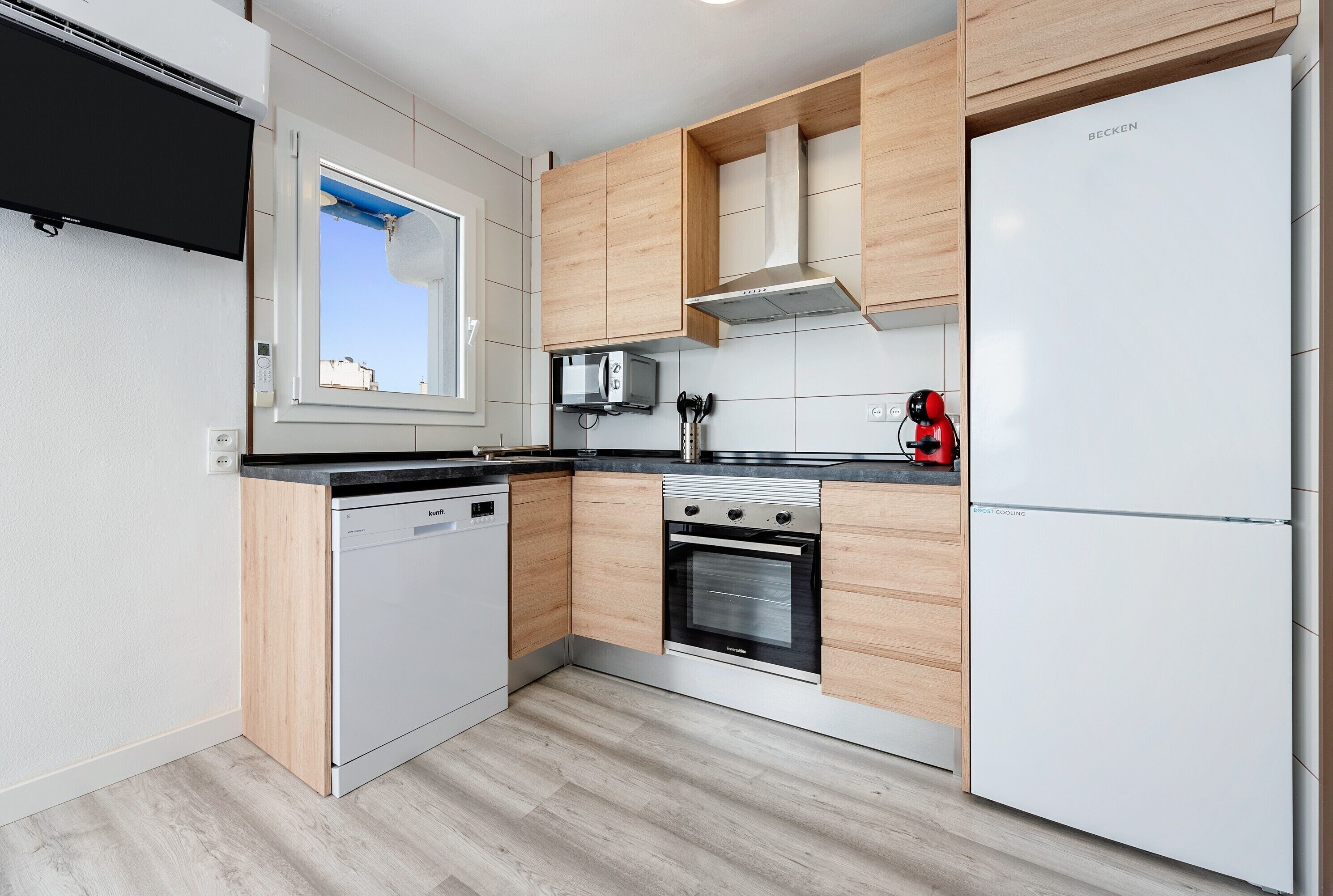 Kylskåp, mikrovågsugn, ugn och spishäll