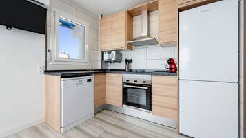 Kylskåp, mikrovågsugn, ugn och spishäll