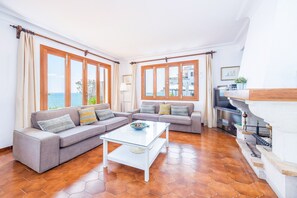 TV, ping pong - Villa 'Ca'n Torrens' with Sea Views, Wi-Fi and Air Conditioning (Alcúdia)