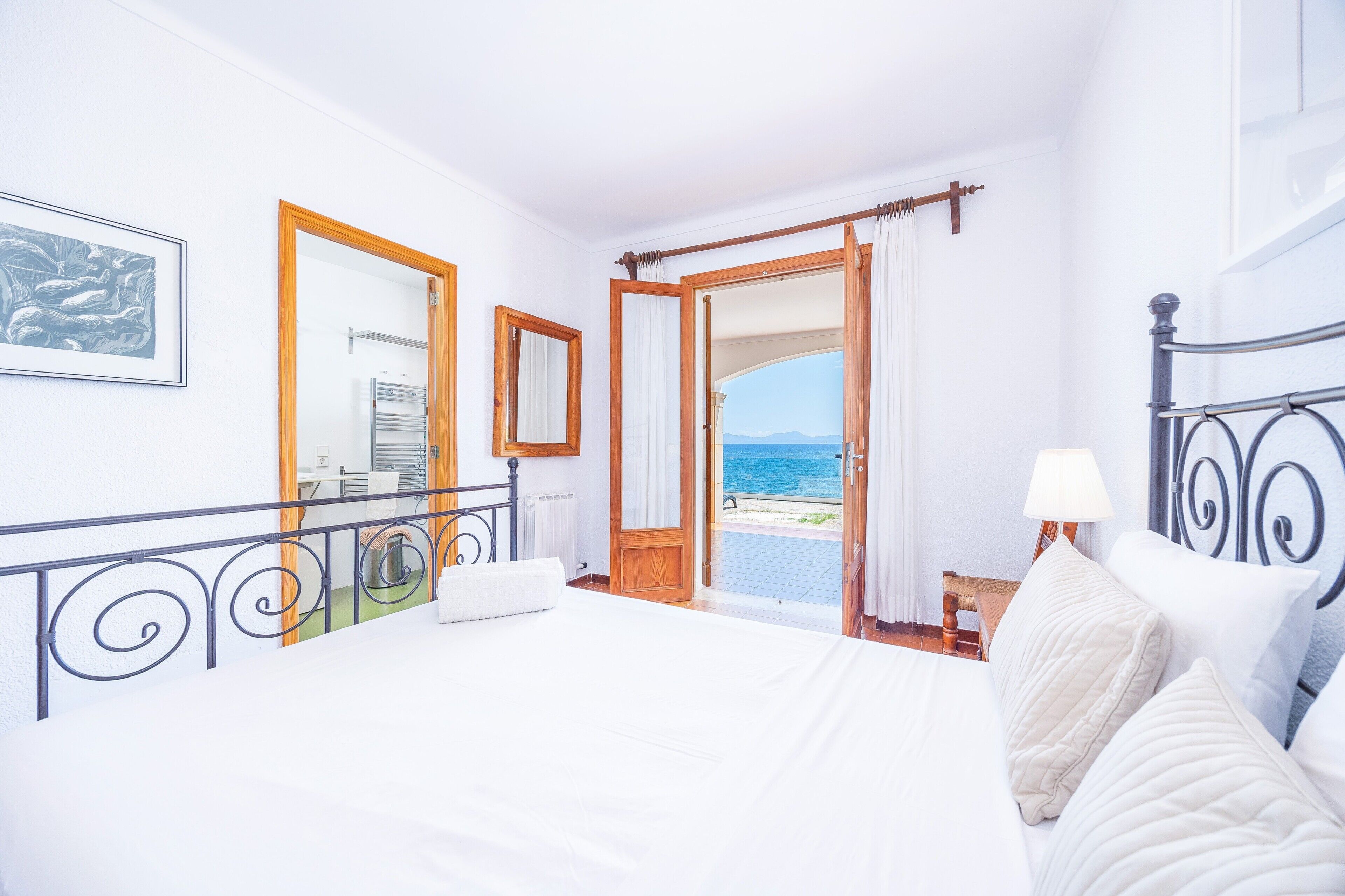 5 bedrooms, iron/ironing board, free WiFi, bed sheets