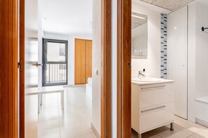 Een douche, handdoeken