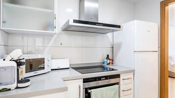 Een koelkast, een magnetron, een oven, een vaatwasser