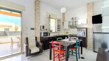 Frigorifero, microonde, forno, piano cottura