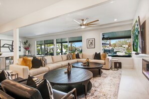 Smart TV, chimenea, videojuegos, futbolito