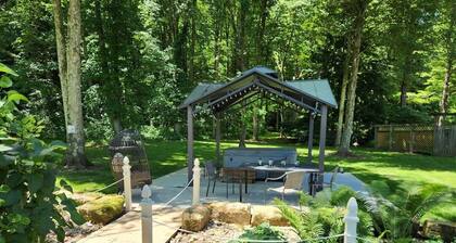 Beautiful Lodge Themed Cottage in the Peaceful Garden Landscaped woods.