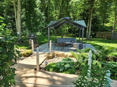 Beautiful Lodge Themed Cottage in the Peaceful Garden Landscaped woods.