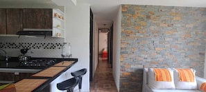 Kühlschrank, Mikrowelle, Wasserkocher mit Kaffee-/Teezubehör