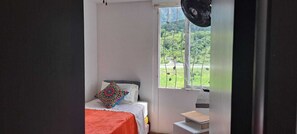 3 dormitorios, escritorio, tabla de planchar con plancha y wifi