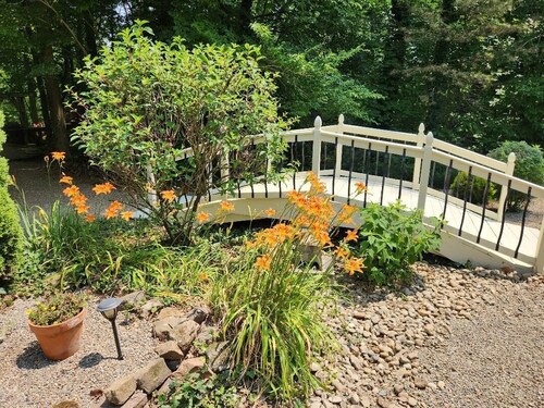 Cozy cottage overlooking a beautiful lake & landscaped gardens