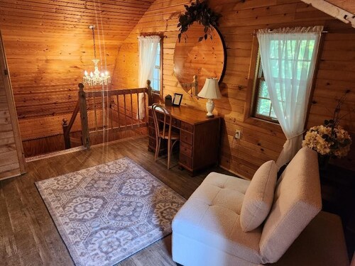 Cozy cottage overlooking a beautiful lake & landscaped gardens