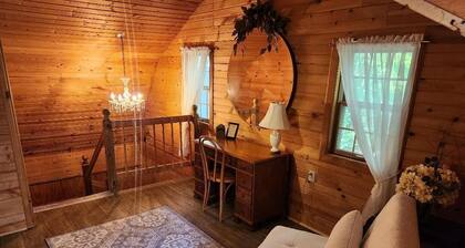 Cozy cottage overlooking a beautiful lake & landscaped gardens