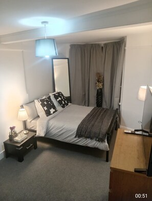 2 bedrooms, iron/ironing board, WiFi, bed sheets