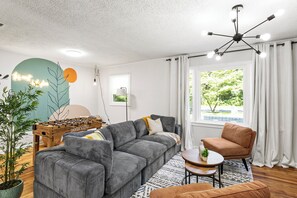 Games room - Cozy & Secluded, 10 Min to Airport, 20 Min to Downtown, Self Checkin (Atlanta)