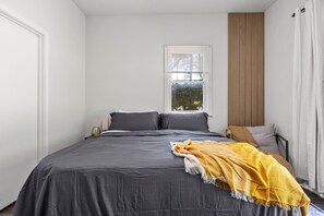3 bedrooms, iron/ironing board, WiFi, bed sheets - Cozy & Secluded, 10 Min to Airport, 20 Min to Downtown, Self Checkin (Atlanta)