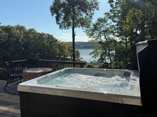 Luxury lake nest, private docks, hot tub, game and kid room, year round Lakeview