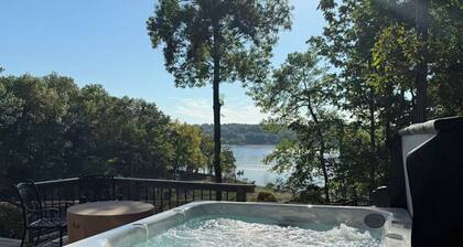 Luxury lake nest, private docks, hot tub, game and kid room, year round Lakeview