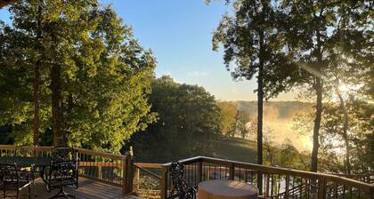 Luxury lake nest, private docks, hot tub, game and kid room, year round Lakeview