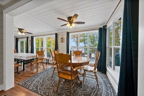 Dining - Luxury lake nest, private docks, hot tub, game and kid room, year round Lakeview (Scottsville)