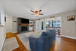 Télévision, cheminée