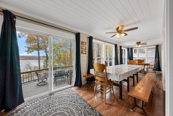 Dining - Luxury lake nest, private docks, hot tub, game and kid room, year round Lakeview (Scottsville)