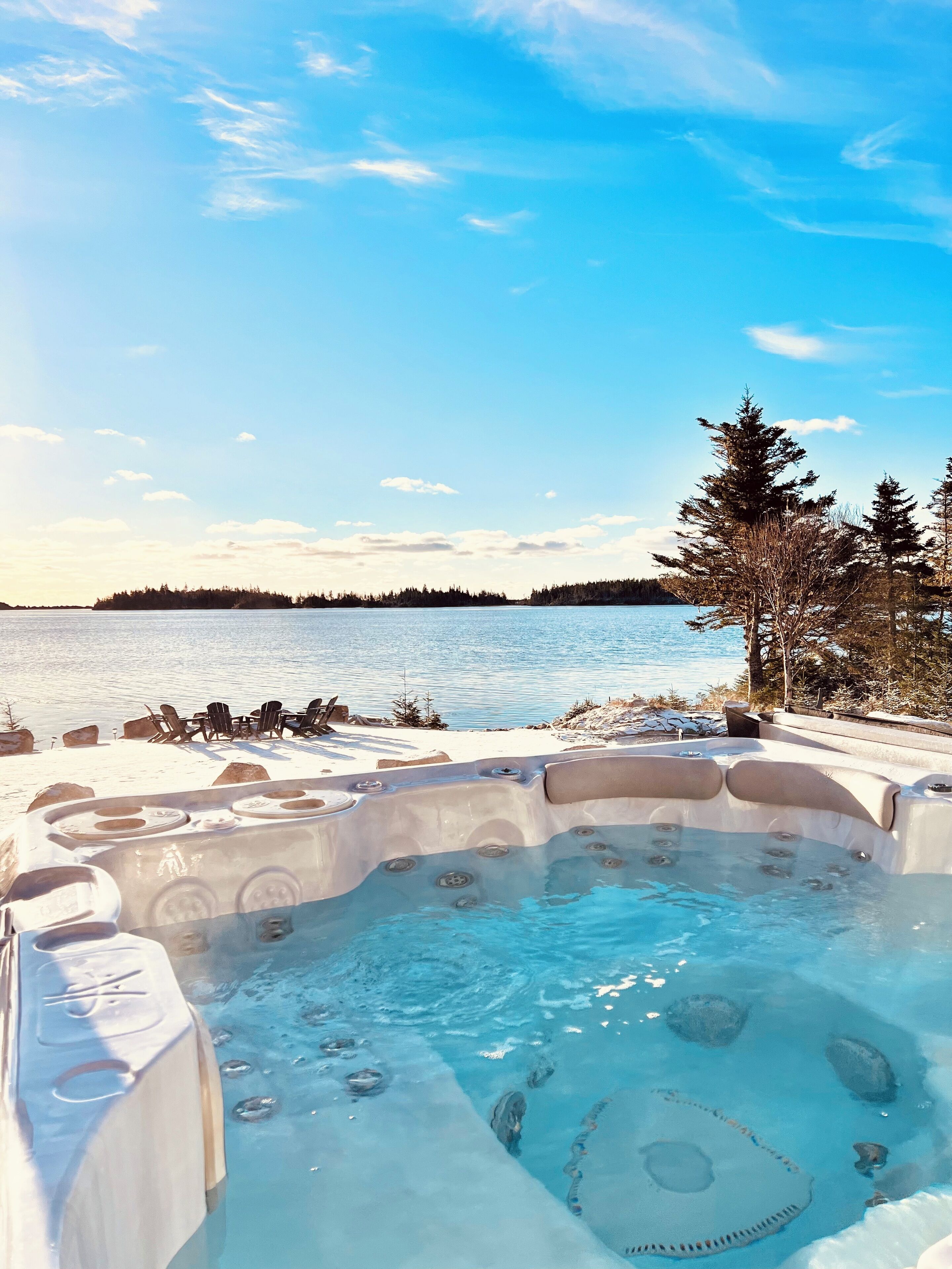 Banyera d'hidromassatge a l'aire lliure