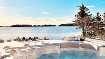 Banyera d'hidromassatge a l'aire lliure