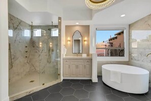 Shower, hair dryer, shampoo - All Inclusive - Whale Slide, Arcade, Pickleball (Indio)