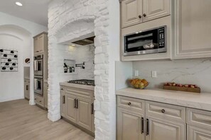 Fridge, microwave, oven, stovetop - Ohana!Whaleslide,7bd,Pickleball,GameRm,GYM (Indio)