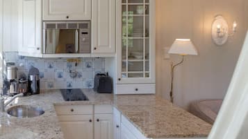 Microondas, lavavajillas y cafetera y tetera