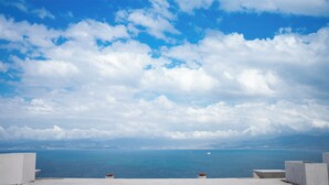A seaside view with a clear sky and a distant coastline. - Single Cabin #5 - Oak Point (Ensenada)