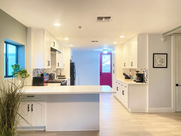 Private kitchen - Modern Urban Oasis Conveniently Located near Downtown Phoenix. (Phoenix)