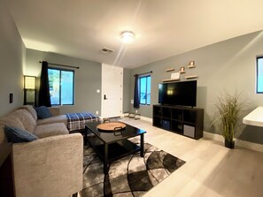 Living area - Modern Urban Oasis Conveniently Located near Downtown Phoenix. (Phoenix)