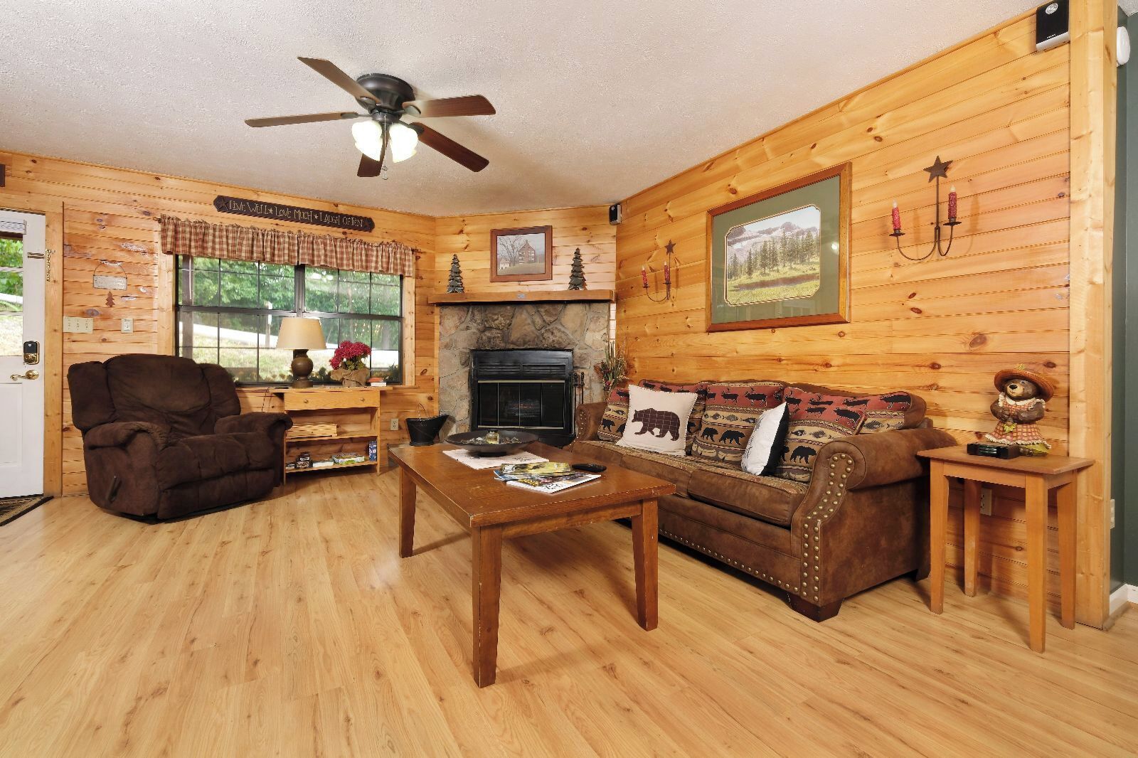 Televisión y chimenea 