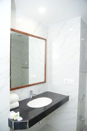 Standard Room, City View | Bathroom | Shower, free toiletries, towels, soap